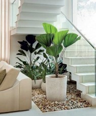 Jardim-embaixo-da-escada-vasos-grandes-e-pedregulhos-criam-ambiente-elegante